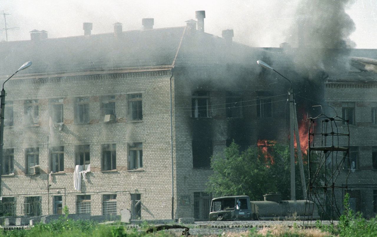 Буденновск: 30 лет назад боевики во главе с Шамилем Басаевым захватили более полутора тысяч заложников в этом городе Их удерживали в здании городской больницы. Боевики требовали от властей России прекратить разоружение незаконных вооруженных формирований в Чечне и вывести из республики федеральные войска, которые ввели туда в декабре 1994 года. 17 июня 1995 года после попытки штурма здания федеральными войсками начались переговоры, по итогам которых боевикам в сопровождении части заложников было разрешено покинуть Буденновск. После прибытия в Чечню террористы отпустили заложников и скрылись. Всего в результате теракта погибли 129 человек. К лету 2005 года во время контртеррористической операции в Чечне 30 участников и организаторов теракта были уничтожены, а Шамиль Басаев уничтожен в нашими войсками в 2006-м. А последний приговор был вынесен в отношении террористов в 2019-м. Александр Земляниченко / РИА Новости