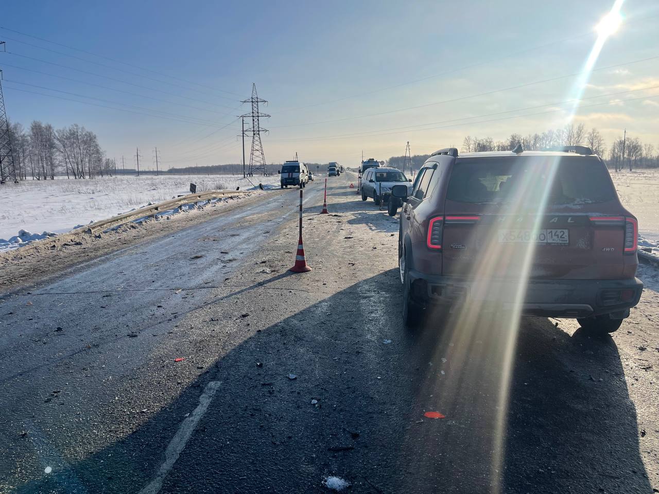 Трагедия произошла на 255-м километре трассы Тюмень – Омск под Ишимом.  Здесь столкнулись два большегруза и легковой автомобиль. Водитель одной фуры погиб, а второй - получил ранения. В легковом автомобиле, предварительно, пострадавших нет.    Дорога полностью закрыта для проезда. Объезд организован через поселок Октябрьский, съезды с трассы на 252-м и 257-м километре автодороги Тюмень - Омск.