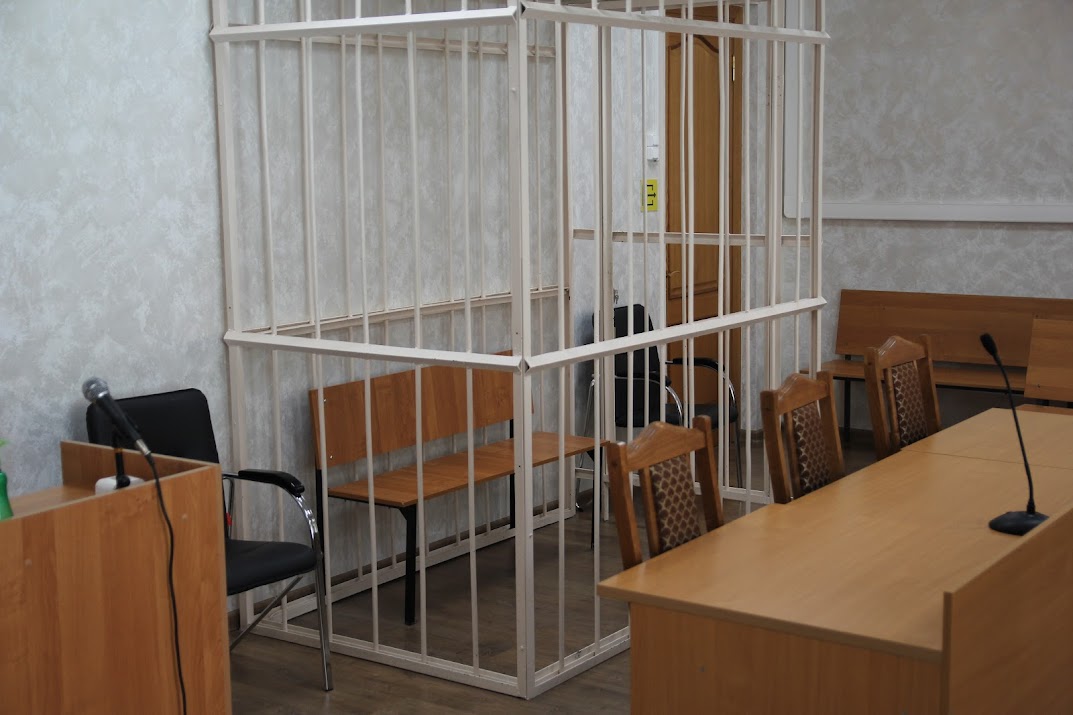Житель Онежского района признан виновным в истязании малолетних детей Собранные следственными органами Следственного комитета Российской Федерации по Архангельской области и НАО доказательства признаны судом достаточными для вынесения приговора ранее судимому 42-летнему жителю Онежского района. Он признан виновным в совершении преступлений, предусмотренных п.п. «а, г» ч.2 ст. 117 УК РФ истязание троих несовершеннолетних , ст. 156 УК РФ ненадлежащее исполнение обязанностей по воспитанию несовершеннолетнего родителем, соединенное с жестоким обращением с несовершеннолетним и п. «б» ч. 2 ст. 245 УК РФ жестокое обращение с животным в присутствии малолетнего . Следствием и судом установлено, что с декабря 2024 года по март 2025 года в частном доме в Онежском районе осужденный, находясь в состоянии алкогольного опьянения, выражая своё недовольство поведением и непослушанием, используя малозначительные поводы, систематически наносил побои руками и подручными предметами трем малолетним дочерям. Кроме того, осужденный на глазах детей причинил смерть котенку, который принадлежал одной из дочерей. О том, что дети подвергаются физическому насилию в семье, стало известно правоохранительным органам от специалиста органа опеки и попечительства. В связи с тем, что семья состояла на профилактических учетах, в ходе очередной проверки установлено, что родители злоупотребляют спиртными напитками, отец применяет к детям насилие, две старших девочки без уважительной причины пропускают занятия в школе, что послужило основанием для постановки вопроса о лишении их родительских прав. В настоящее время дети находятся в центре содействия семейному устройству. Приговором суда виновному назначено наказание в виде 3 лет 6 месяцев лишения свободы с отбыванием в исправительной колонии общего режима. Судом удовлетворен гражданский иск о взыскании с осужденного в пользу потерпевших морального вреда.
