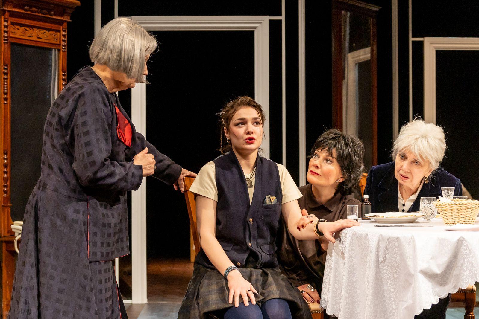 В Театре имени Моссовета состоялась яркая премьера этого сезона спектакль Москвички режиссера Игоря Яцко В основе пьеса Марии Рождественской одной из победительниц драматургического конкурса Москва и москвичи В самом центре Москвы живет семья Степановых прабабушка бабушка мать и дочь На дворе конец декабря 2022 года все собираются за одним столом чтобы поздравить с 21 м днем рождения самую младшую Машу Четыре женщины четыре эпохи Каждая из них рассказывает свою историю В следующий раз спектакль покажут 24 декабря 11 и 29 января Приобрести билеты можно с помощью сервиса Мосбилет