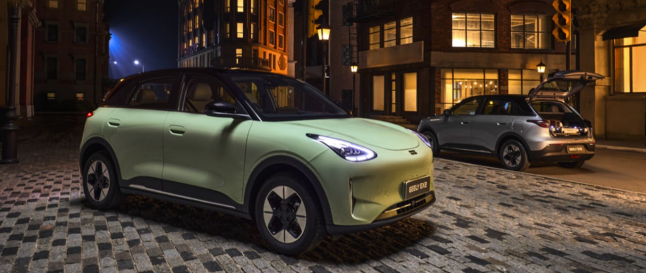 В Беларуси начали официально предлагать электромобиль Geely EX2 Модель оснащена электромотором мощностью 116 л с имеет запас хода на одном полном заряде 395 км и максимальную скорость 130 км ч Пока ведется прием заказов по цене от 44 900 белрублей 1 2 млн российских