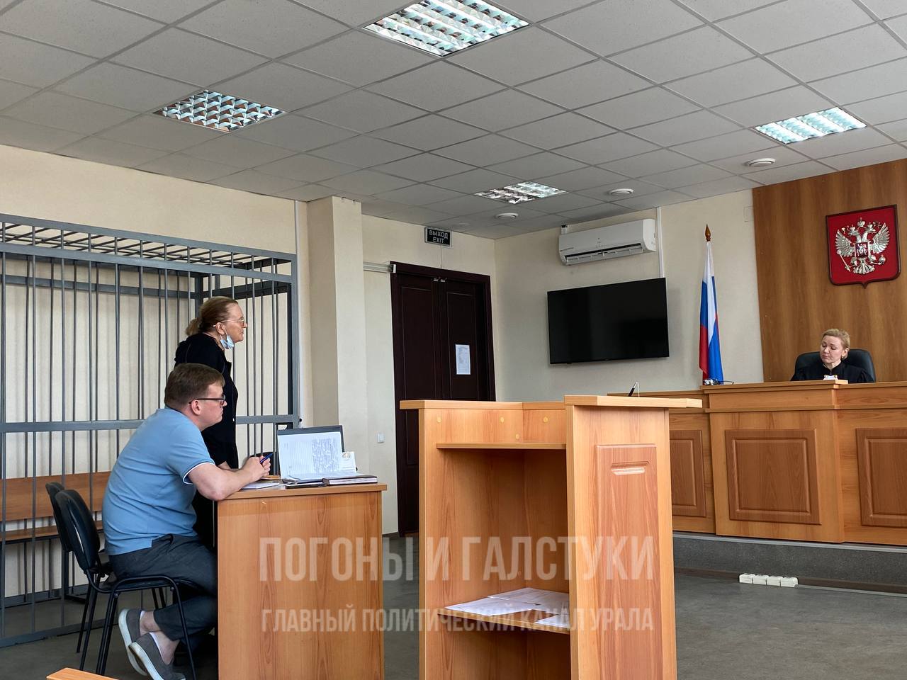 В Екатеринбурге начали судить жену бывшего вице-мэра Контеева. Стартовал процесс над Ларисой Контеевой, которую обвиняют в пособничестве во взятке и вымогательстве. Следствие считает, что жена экс-чиновника вступила с ним в сговор и требовала у владельца овощебазы №4 переписать на нее доли. Позже актив якобы легализовали через фиктивные сделки. Силовики объявили Контееву в розыск в 2011 году. Тогда она покинула Россию, и добровольно вернулась лишь в конце 2024-го. По слухам, Контеева написала явку с повинной. Главный политический канал Урала