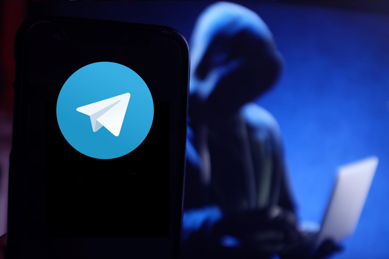 МАРКЕТПЛЕЙСЫ   НОВЫЙ СПОСОБ ОБМАНА С ПОМОЩЬЮ TELEGRAM-БОТОВ   Мошенники придумали новый способ обмана, заключающийся в создании Telegram-ботов, которые маскируются под официальные аккаунты маркетплейсов или служб поддержки. Об этом сообщил член комитета Госдумы по информполитике Антон Немкин.  «Они предлагают пользователю решить «проблему» с заказом или аккаунтом, запрашивая логин и пароль от личного кабинета. Пользователи, полагая, что общаются с представителем компании, передают свои данные, не подозревая, что на самом деле взаимодействуют с мошенниками», — сказал парламентарий.  Немкин добавил, что после получения доступа к аккаунту мошенники могут изменить пароли, оформить заказы или вывести средства с внутреннего баланса.  Также депутат отметил, что еще одним популярным способом обмана стало создание ботов, занимающихся отправкой ссылок на фишинговые сайты. По словам члена комитета, они полностью копируют страницы входа на маркетплейс, однако после введения данных пользователя мошенники получают к ним доступ.  5 декабря маркетолог PGR Agency Анастасия Бастрыкина рассказала, что мошенники устраивают в Telegram фальшивые розыгрыши. Целью аферистов становятся доступ к личным кабинетам и данные банковских карт.  Ранее в МВД предупредили о мошеннической схеме с использованием файлов Word.  ФОТО: Shutterstock  #аврорамедиа_телеграм    Telegram-экосистема АВРОРА МЕДИА МЕДИА   НОВОСТИ   РЕГИОН   ЛАЙФ   СПОРТ   ГЕРЛЗ   ХАЙТЕК   ПЕРСОНЫ   ИНСАЙД   КРИМИНАЛ   МОЛОДОСТЬ   LIVE   АВРОРА МЕДИА YOUTUBE   RUTUBE