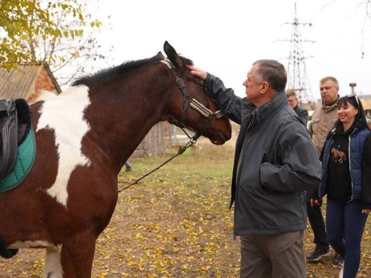 В Мелитополе появится современный центр иппотерапии и конного спорта Вице премьер России Марат Хуснуллин во время рабочего визита в Запорожскую область посетил конноспортивный клуб Аллюр Как рассказал губернатор Евгений Балицкий десятки детей и подростков уже здесь осваивают верховую езду и учатся заботиться о лошадях В ходе встречи обсуждался проект строительства крытого тренировочного комплекса который станет основой будущего многопрофильного центра иппотерапии и конного спорта Новый объект объединит программы детского и массового спорта реабилитацию детей с ограниченными возможностями здоровья и ветеранов СВО подготовку спортивного резерва региона Центр Аллюр сможет стать флагманом иппотерапии и адаптивной верховой езды в Запорожской области укрепляя здоровье силу духа и веру в себя Проект в Мелитополе пример того как спорт забота и социальная поддержка объединяются ради людей и будущего региона НОВЫЙ МЕЛИТОПОЛЬ