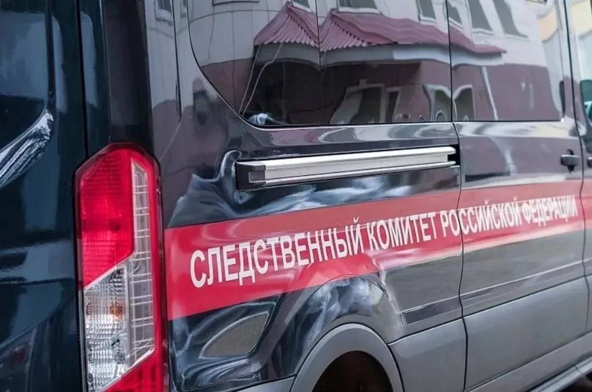 В Хабаровском крае осуждены сожители которые замучили двухлетнюю девочку до смерти Суд вынес приговор жителям Комсомольска на Амуре мужчине и женщине признанным виновными в истязании и убийстве малолетней дочери женщины Расследование вел третий отдел по особо важным делам СК РФ по Хабаровскому краю и ЕАО Что установлено в суде С июля по октябрь 2024 года сожители желая избавиться от забот о двухлетнем ребенке систематически помещали девочку в самодельную тесную конструкцию из короба и крышки Малышка не могла не только встать но даже сидеть Ее держали в антисанитарии практически не кормили и не поили В результате ребенок скончался от крайнего истощения Приговор Оба фигуранта получили по 20 лет колонии мужчина строгого режима женщина общего режима Приговор пока не вступил в силу Государственное обвинение поддерживал лично прокурор Хабаровского края   Прислать свою новость на Дерзкий Хабаровск