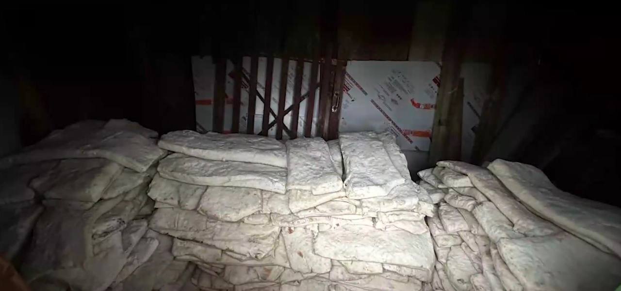 Белорус уволился и забрал с собой две тонны сала 25 летний предприниматель из Могилевского района обратился в милицию с заявлением о краже крупной партии товара Со склада пропали две тонны сала сообщили в УВД Оперативники установили что к хищению причастен 22 летний знакомый потерпевшего который ранее у него работал и недавно был уволен По данным следствия он пришел якобы забрать личные вещи проник на территорию и вывез брикеты Похищенную продукцию мужчина спрятал на даче и планировал продать Сало изъято и возвращено владельцу Возбуждено уголовное дело по факту кражи в крупном размере