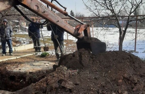 За 25 февраля устранены 253 аварии на сетях водоснабжения и водоотведения Донбасса. Как сообщили в оперштабе, работали 106 аварийных бригад.   На сетях теплоснабжения зарегистрировано 15 аварий, 12 - устранены. В аварийных работах задействованы 11 бригад.  Населению и в котельные доставлено около 4500 куб. м воды.