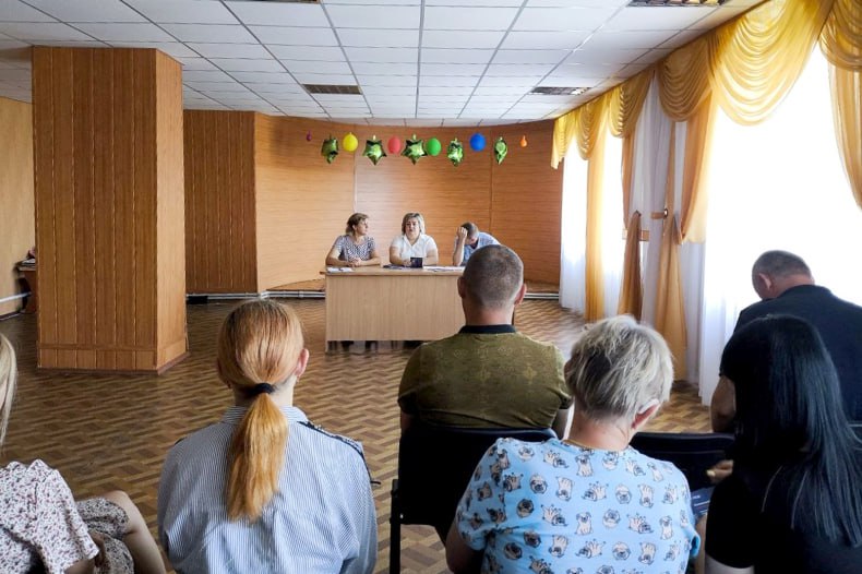 Новые схемы мошенничества: будьте бдительны! На днях состоялась встреча жителей города Червонопартизанска и сотрудников отделения полиции ОМВД России «Свердловский»: заместитель начальника отделения полиции в г. Червонопартизанске, майор Сергей Пустовутенко и участковый младший лейтенант Александр Рябоштанов. На встречу дополнительно была приглашена руководитель дополнительного офиса «Червонопартизанский» Луганского филиала ПАО «Промсвязьбанк» Римма Чащина. Звонки от "полиции" и "банка": не попадайтесь на удочку! «Одна из самых распространенных схем, - рассказал Сергей Леонидович, -звонки от якобы сотрудников правоохранительных органов или банков. Мошенники представляются полицейскими, следователями, сотрудниками службы безопасности банка и сообщают о "подозрительных операциях" на вашем счете, "попытках оформления кредита" или "утечке данных"». Подробнее читайте на САЙТЕ