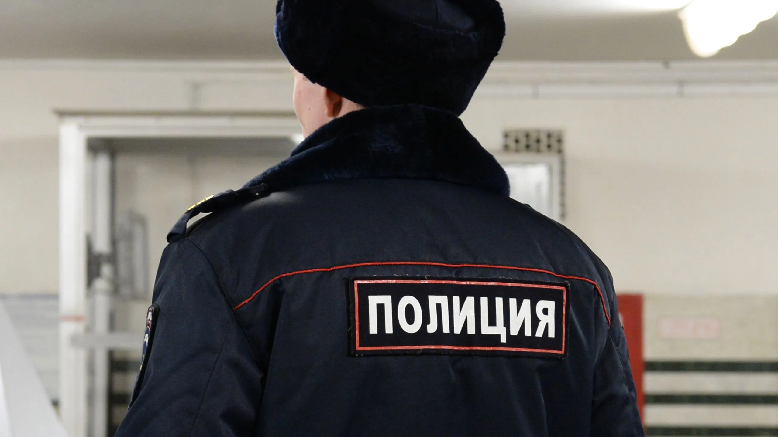 Уголовное дело возбуждено в отношении несовершеннолетнего расплатившегося при покупке автомобиля билетами банка приколов в Волгограде сообщили в ГУ МВД России по региону По информации главка в полицию обратился волгоградец который сообщил что во время сделки по продаже автомобиля покупатель расплатился с ним игрушечными деньгами Семнадцатилетний местный житель передал продавцу вместо 40 тысяч рублей билеты банка приколов Подлог продавец обнаружил когда покупатель уже уехал Полицейские нашли мошенника изъяли автомобиль и вернули его владельцу В отношении подозреваемого возбуждено уголовное дело по признакам преступления предусмотренного частью 2 статьи 159 УК РФ Мошенничество то есть хищение чужого имущества путем обмана совершенное с причинением значительного ущерба гражданину говорится в сообщении ведомства на платформе Max Уточняется что санкция статьи предусматривает наказание в виде лишения свободы на срок до пяти лет