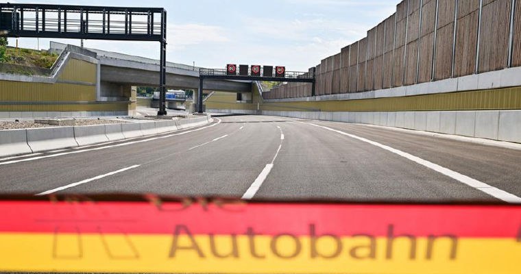 В Берлине открыли участок автобана один метр которого обошелся бюджету в 225 тысяч евро Это самый дорогой участок автобана когда либо построенный в Германии