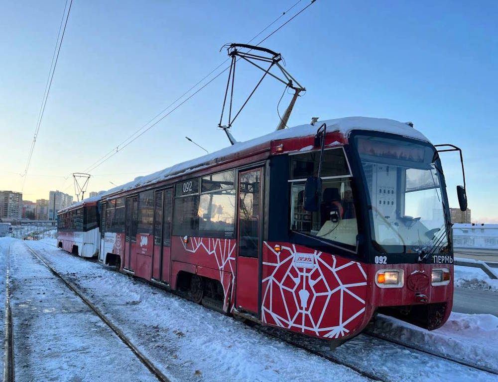 В Перми с завтрашнего дня стартует ремонт трамвайной линии на улице Сибирской Работы синхронизированы с обновлением путей на улицах Чернышевского и Белинского Таким образом будет заменен трамвайный узел на площади Трудовой доблести бывшая Карла Маркса Из за ремонта трамвай 8 перенаправят по улицам Куйбышева и Революции В ходе работ планируется уложить бетонные шпалы использовать новый тип креплений упругие прокладки и шумопоглощающие маты Это снизит уровень шума при движении вагонов Подписаться на Интересную Пермь в ТГ в МАХ
