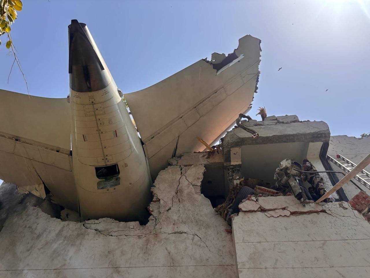 Причиной крушения Boeing в Индии могла стать протечка в туалете Напомним 12 июня 2025 года пассажирский Boeing 787 8 Dreamliner авиакомпании Air India потерпел крушение вскоре после вылета из Ахмадабада в Лондон На борту находились 242 человека а вместе с жертвами на земле число погибших достигло 274 В катастрофе выжил только 1 пассажир В СМИ звучали разные версии столкновение с птицами ошибки пилотов или диверсия Однако официального подтверждения пока нет Теперь появились новые данные адвокат Майк Эндрюс представляющий интересы семей погибших заявил что причиной трагедии могла стать протечка в туалетах самолёта По его словам неисправность системы подачи воды вызвала короткое замыкание в электропроводке и отключение двигателей Информаторы уже подтверждали наличие подобных проблем у Boeing 787 за месяц до катастрофы uletet 1