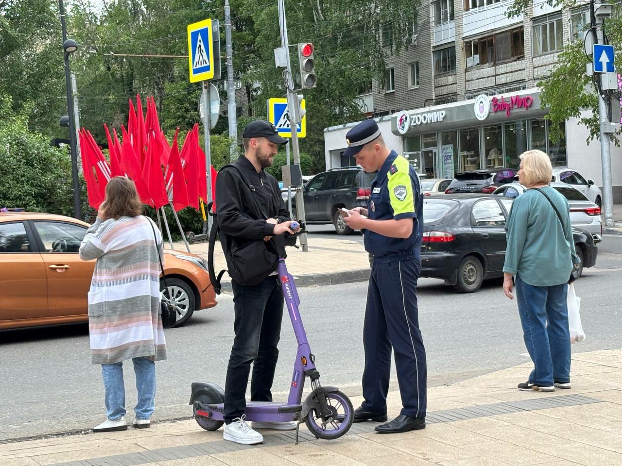 ‍ Полицейские продолжают мероприятия по проверке соблюдения правил использования СИМ   В ходе очередного совместного выезда на ул. Рахова сотрудники Госавтоинспекции УМВД России по г. Саратову и представители администрации выявили факты нарушения правил использования средств индивидуальной мобильности на пешеходных переходах. С нарушителями проведена разъяснительная работа, составлены административные материалы.  С начала года на территории Саратова выявлено свыше 150 нарушений ПДД РФ, допущенных лицами на СИМ.  Госавтоинспекция напоминает, что установленные правила нужно соблюдать всегда, независимо от того, на каком транспортном средстве вы передвигаетесь. Будьте внимательны и взаимовежливы на дороге.