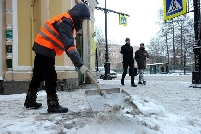 Должники по алиментам в Петербурге отрабатывали наказание с мётлами в руках  Почти тысяча петербуржцев в 2024 году стали дворниками, так как они накопили долги по алиментам.  А 37 злостных алиментщиков, которые не захотели отрабатывать административное наказание с лопатами и мётлами в руках, отправили под административный арест.   : Юлия Пыхалова, архив КП   : СПб — отдай свой буст нам