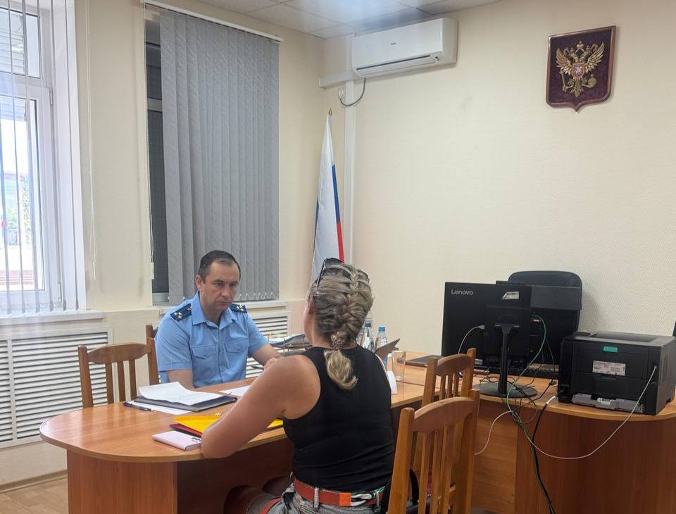 Заместитель прокурора Волгоградской области Владимир Мосин провел личный выездной прием граждан в прокуратурах Котельниковского и Октябрьского районов. На прием к прокурору обратились 9 заявителей. Граждан интересовали вопросы благоустройства общественных территорий, проблемы вывоза мусора и ТКО. Также заявители обжаловали действия правоохранительных органов. Рассмотрение поступивших в ходе личного приема обращений взято заместителем прокурора региона на личный контроль.