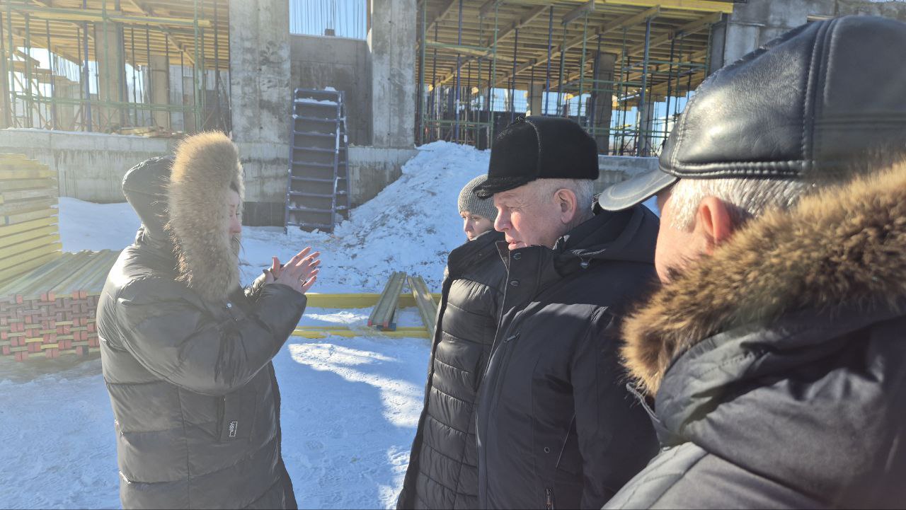 В рабочей поездке в г Камень на Оби посетил строительную площадку Консультативно диагностической поликлиники Пообщался со строителями и Главным врачом будущей современной больницы Светланой Александровной Шитовой Возведение Каменской межрайонной больницы ведётся по программе Модернизация первичного звена здравоохранения и по проекту Продолжительная активная жизнь Заказчиком строительства является краевое государственное казенное учреждение Единый заказчик капитального строительства Алтайского края По состоянию на 2022 год когда готовилась проектно сметная документация затраты на строительство оценивались в 700 миллионов рублей Сегодня стоимость объекта превысила 1 миллиард рублей Первоначальные проблемы с утверждением проектно сметной документацией и грунтовыми водами решены На площадке находится специализированная тяжелая техника строительство ведется хорошими темпами Всегда говорю что когда люди видят сегодня башенный кран то ощущают что вместе с новой стройкой появляются перспективы в личной жизни и для того населенного пункта где ты родился и продолжаешь жить Строители заверили что до конца этого года коробка поликлиники будет полностью завершена и приступят к отделочным работам и монтажу оборудования внутри здания Важно что консультативно диагностическая поликлиника будет оказывать медицинскую помощь жителям не только Каменского но и Крутихинского Панкрушихинского Баевского и Тюменцевского районов Совместно с Министерством здравоохранения муниципалитетом будут проводиться закупочные процедуры чтобы приобрести современное медицинское оборудование мебель Из дорогой медицинской техники это 64 срезовый КТ аппарат высокого класса Также будут закуплены новый флюорограф рентген аппарат четыре аппарата УЗИ экстренного класса маммограф В Камне на Оби появится современная оснащённая по последнему слову поликлиника с взрослым и детским отделениями а также возможностью проводить процедуры для онкобольных На сегодняшний день поликлиника более чем на 90 обеспечена кадрами среднего и низового звена идет работа над привлечением узких специалистов медиков Над этим работает и Министерство здравоохранения края и муниципальные власти В будущее медицины с появлением новой современной клиники в этой территории теперь смотрим более оптимистично
