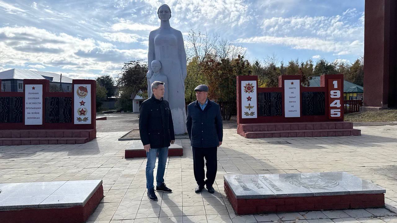 Упрощение ремонта памятников важный законопроект Госдума во втором чтении рассмотрела законопроект который призван распространить упрощённый порядок ремонта на памятники посвящённые не только Великой Отечественной войне но и другим военным конфликтам Почему это важно На сегодняшний день любые строительные работы на объектах культурного и исторического наследия сопряжены с серьезными ограничениями и запретами В том числе обязательное наличие у подрядчиков специальной лицензии что делает эти работы очень дорогими Кроме того памятников требующих постоянного ухода и ремонта у нас много а лицензированных подрядчиков всего лишь несколько на весь большой регион Законопроект поможет сделать процесс ремонта памятников более доступным и оперативным Это наш вклад в сохранение исторической памяти и уважение к подвигу предков Госдума Законопроект КультурноеНаследие ИсторическаяПамять