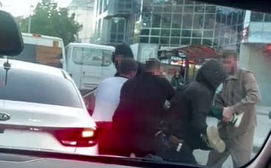 В сети Интернет появилась видеозапись, на которой группа мужчин силой перемещает гражданина из одного автомобиля в другой. В полиции города Ставрополя данный факт зарегистрирован, сотрудники проводят оперативно-розыскные мероприятия, направленные на установление владельца автотранспорта и обстоятельств события.