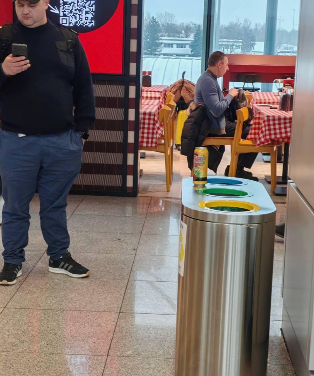 Друг Зеленского и его бывший помощник Шефир покинул Украину СМИ публикуют его фото в аэропорту Варшавы сделанное как сообщается вчера Ранее мы предполагали что Шефир и Ермак могут стать следующими подозреваемыми НАБУ после Галущенко с целью давления на Зеленского Подробнее об этом читайте здесь Сайт Страна X Twitter Прислать новость фото видео Реклама на канале Помощь