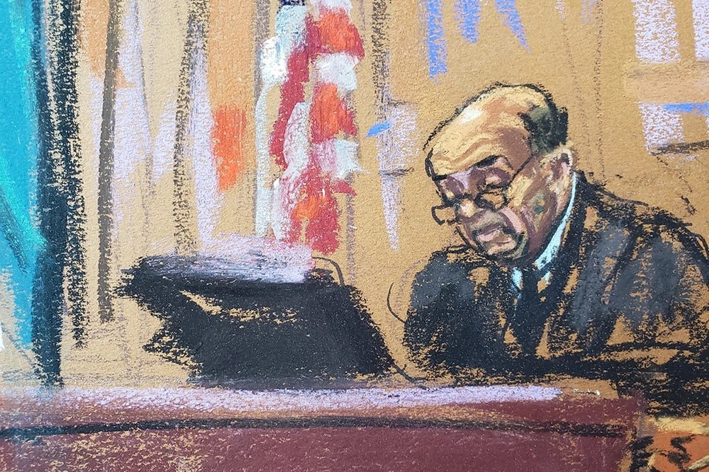 Кто такой Хеллерстайн 92 летний судья который возглавил процесс над Мадуро Элвин Хеллерстайн родился в Нью Йорке в 1933 году окончил Колумбийский университет три года служил в Корпусе генерального аудитора армии США Юрист ранее участвовал во многих громких делах таких как широко освещавшийся в СМИ иск против Mayimba Music в рамках которого Шакира и Sony Music были привлечены к ответственности В иске утверждалось что песня Loca хит колумбийской певицы 2010 года является плагиатом В этом случае судья постановил что Loca является незаконной копией песни написанной доминиканской певицей Последние судебные решения Хеллерстайна касаются Дональда Трампа и его политики по борьбе с нелегальными мигрантами в США В апреле 2025 года он вместе с другими судьями заблокировал депортацию иммигрантов Фото Reuters Подписаться на Российскую газету в Читать нас в MAX