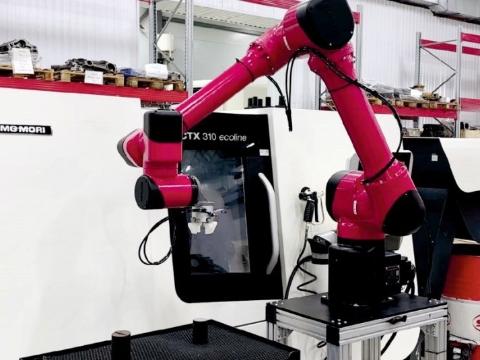 Предприятие из Хабаровска успешно испытало коллаборативного робота Робот с датчиками и алгоритмами работает совместно с ЧПУ станком для производства деталей он выполняет операции с высокой точностью и адаптируются к изменениям в реальном времени Ведущий специалист РЦИ Михаил Госьков отметил что такие коллаборативные роботы помогают сотрудникам выполнять монотонные сложные или потенциально опасные задачи рядом с людьми без ограждений от сборки и погрузки до сварки покраски и упаковки В будущем роботизированная ячейка сможет автоматически менять инструменты Внедрение робота увеличит производительность предприятия на 40 а стоимость часа работы станка может сократиться примерно на 27 При круглосуточной работе без участия оператора до 72 Проект реализуется с применением методов бережливого производства и цифрового моделирования и входит в национальную стратегию технологического лидерства России до 2036 года Хабаровск