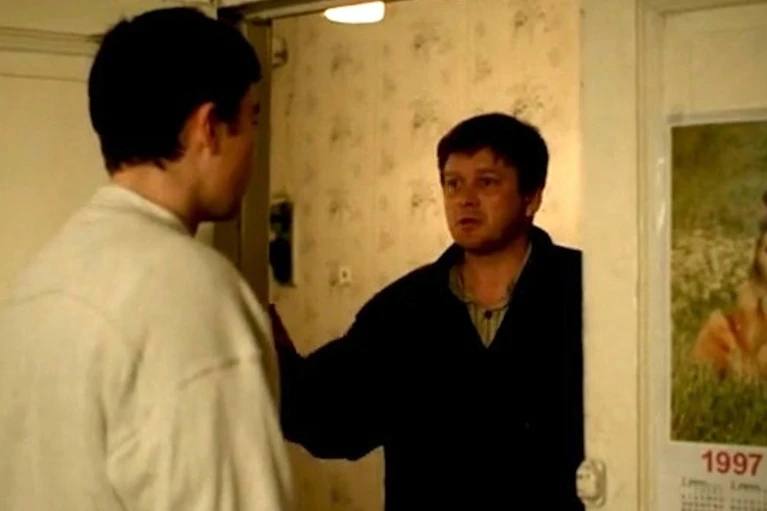 Умер Владимир Ермилов звезда фильма Брат и сериала Бандитский Петербург Информацию о трагедии подтвердили родственники артиста в том числе актриса Татьяна Голованченкова Ермилова на своей странице во ВКонтакте О причинах смерти актёра не сообщается Ранее он работал в театре кукол Бродячая собачка а также играл в эпизодических ролях в Улицах разбитых фонарей а также Тайнах следствия и Ментовских войнах Ермилов скончался на 66 году жизни О месте и времени прощания пока не сообщается Читай нас в MAX Подпишись на Комсомольскую правду СПб