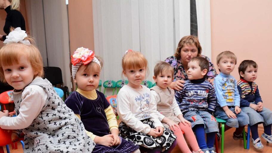 Местное самоуправление в Херсонской области наделили полномочиями по опеке Органы местного самоуправления в Херсонской области наделили полномочиями по опеке и попечительству Об этом в интервью Херсонскому агентству новостей сообщила уполномоченный по правам ребенка в регионе Ирина Кравченко В муниципалитеты нашего региона будут передаваться полномочия органов опеки и я думаю что на местах будет организована работа более оперативно более четко отметила Кравченко Работа проводится в соответствии с региональным законом принятым 17 сентября 2025 года и вступившим в силу с 1 января 2026 года Наделение местных властей этими полномочиями является частью дорожной карты по развитию системы профилактики безнадзорности и социального сиротства Полное интервью с уполномоченным по правам ребенка в Херсонской области Ириной Кравченко читайте 20 января на сайте Херсонского агентства новостей