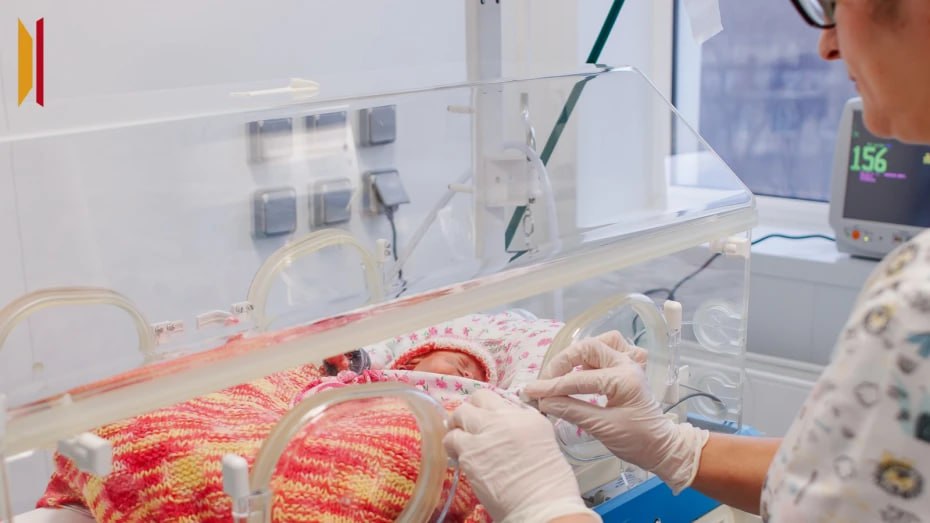 В воронежском Перинатальном центре отметили День белых лепестков С 2011 года во всем мире 17 ноября отмечают День недоношенных детей или белых лепестков так называют малышей поторопившихся появиться на свет раньше положенного срока Смысл этой даты не только в привлечении внимания общественности к проблеме преждевременных родов и последующей реабилитации новорожденных но еще и в оказании психологической поддержки их родителям Как врачам удается выходить младенцев которые весят меньше килограмма что помогает повысить шанс выживаемости торопыжек и почему недоношенность это не приговор читайте в репортаже РИА Воронеж Подписывайтесь на канал РИА Воронеж в Max