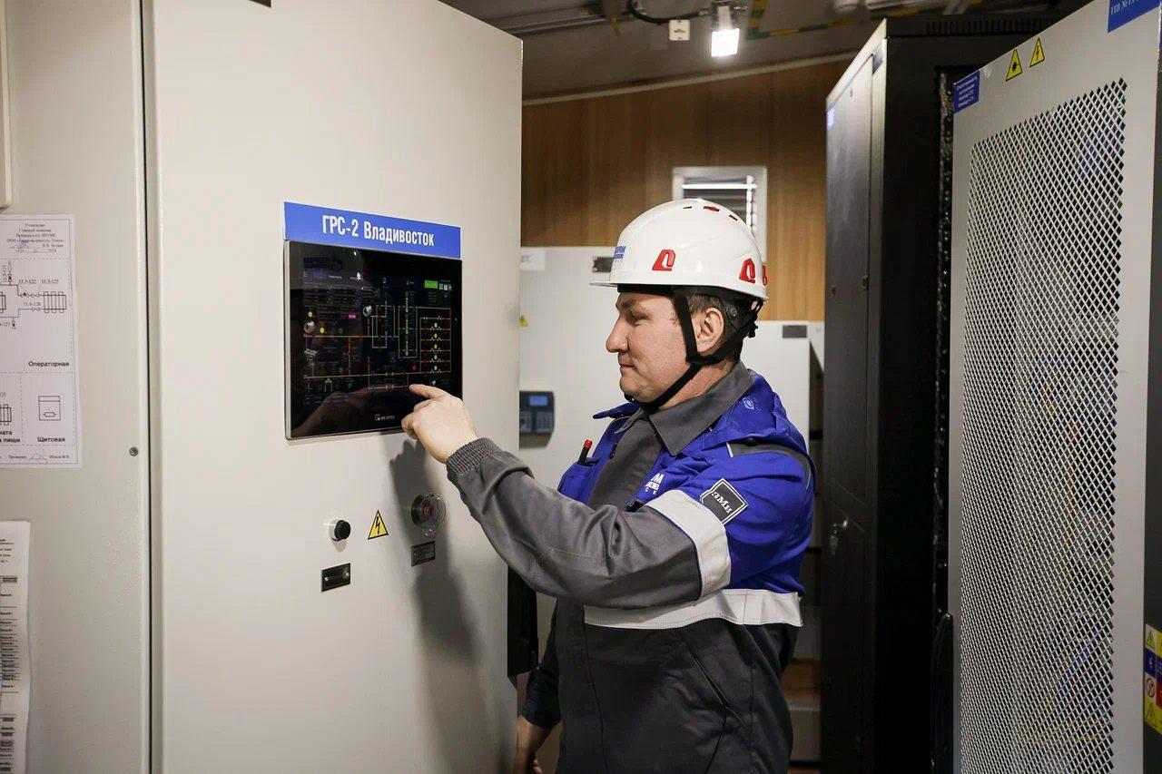 Газпром продолжает развивать газотранспортную инфраструктуру на Востоке России Компания строит новые газопроводы отводы и газораспределительные станции ГРС для развития газификации регионов Восточной Сибири и Дальнего Востока Надежными источниками газа в первую очередь являются созданные Газпромом системообразующие магистральные газопроводы Сахалин Хабаровск Владивосток и Сила Сибири В Приморском крае в завершающей стадии находится строительство газопроводов отводов с ГРС 2 к г Артему и ГРС к п Врангель Первый объект обеспечит в перспективе подачу газа на строящуюся Артемовскую ТЭЦ 2 второй на строящийся Находкинский завод минеральных удобрений В 2025 году в Сахалинской области запущен в работу газопровод отвод с ГРС Леонидово В результате сетевой газ впервые пришел в Поронайский район Программой развития газоснабжения и газификации региона на 2026 2030 годы запланировано строительство Газпромом газопроводов отводов с ГРС Взморье Победино и Холмск Благодаря работе Газпрома газ впервые пришел в Олекминский район Республики Саха Якутия Построены газопровод отвод ГРС и межпоселковый газопровод к г Олекминску Далее от ГРС будут проложены межпоселковые газопроводы к 16 сельским населенным пунктам района До конца 2025 года в Якутии будет завершено строительство газопровода отвода с ГРС Иенгра В планах на 2026 2030 годы газопроводы отводы с ГРС Алдан Алдан 2 Мурья и Чульман Для организации газоснабжения потребителей Киренского и Казачинско Ленского районов Иркутской области завершена разработка проектной документации для двух газопроводов отводов с ГРС Киренск и Магистральный В финальной стадии находится проектирование перспективного газопровода отвода с ГРС который обеспечит газом потребителей города Тында Амурской области Для удовлетворения перспективного энергопотребления на Востоке России Газпром создает новые генерирующие мощности в Амурской области и Якутии Компания ведет строительство второго энергоблока Свободненской теплоэлектростанции ТЭС в результате чего ее мощность вырастет со 160 МВт до 610 МВт и Южно Якутской ТЭС мощностью 313 МВт Поставки дополнительных объемов газа для станций будут осуществляться из газопровода Сила Сибири Развитие газотранспортной инфраструктуры и системы газоснабжения и газификации регионов Восточной Сибири и Дальнего Востока включая объекты генерации рассмотрено сегодня Советом директоров ПАО Газпром Газпром в MAX