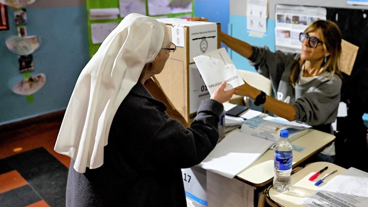 В Аргентине начались парламентские выборы Более 35 миллионов избирателей проголосуют за обновление состава Конгресса и определение расклада сил на ближайшие годы Предвыборные опросы указывают на потенциальное лидерство La Libertad Avanza LLA либертарианской партии возглавляемой президентом Хавьером Милеем за которой следует Fuerza Patria FP главная перонистская оппозиционная партия НАШИ РЕСУРСЫ Telegram YouTube RUTUBE