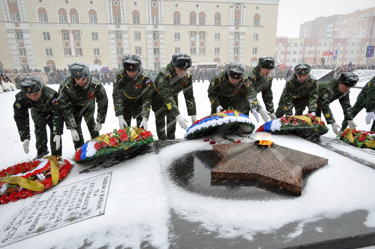 Подготовка к 80-й годовщине Победы в Великой Отечественной войне в Норильске уже началась  В этом году центральной площадкой празднования станет Театральная площадь.  В администрации города прошло совещание, посвящённое подготовке города к празднованию юбилея Великой Победы. На Комсомольской площади в этом году традиционно пройдут различные мероприятия, включая народные гулянья.  Задействуют и стелу «Норильск — город трудовой доблести». Однако центральным местом празднования юбилея в этот раз выступит Театральная площадь.   ‍  Отправить сообщение   Наш чат