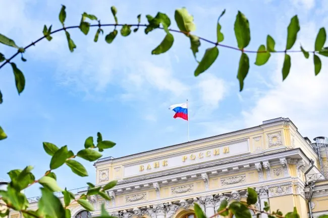 Банк России до 1 января 2027 года не будет применять надзорные меры к микрофинансовым компаниям которые не исполняют обязанность идентификации и аутентификации клиентов с использованием Единой биометрической системы Об этом говорится в письме которое регулятор разослал крупнейшим МФК В пресс службе Банка России рассказали что готовы оказывать методологическую и регуляторную поддержку добросовестным игрокам которые не успели исполнить требования закона должным образом C 1 марта 2026 года микрофинансовые компании обязаны проверять биометрические данные клиента в ЕБС Если их там нет в выдаче онлайн займов должны отказывать Но в рамках мониторинга который проводил Банк России выявились проблемы есть МФК которые не могут должным образом исполнить указанные требования закона 115 ФЗ и сохранить обеспечение финансовой доступности для своих клиентов Фото РИА Новости Читайте новости в нашем канале в МАКС
