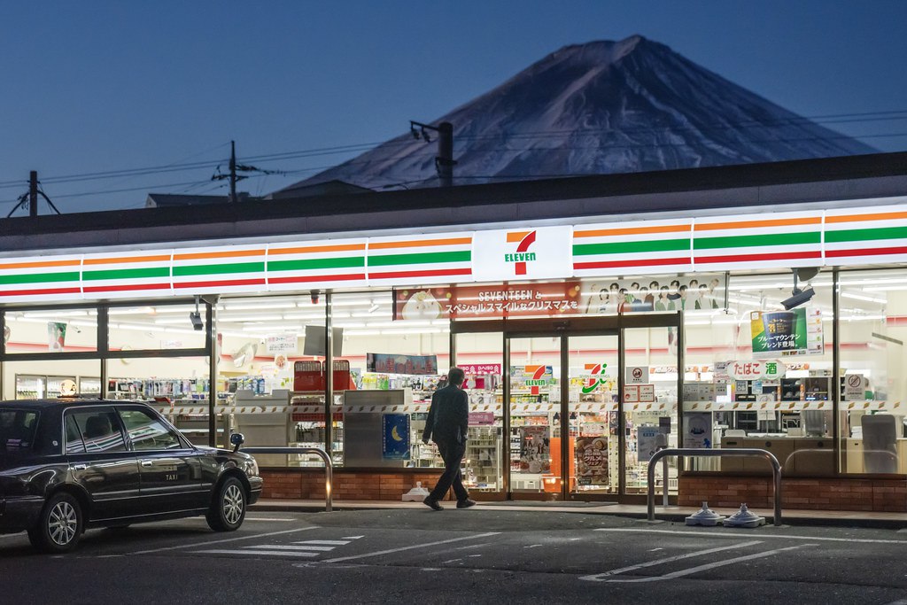 7 Eleven может появиться в РОССИИ сообщает SHOT Сеть официально зарегистрировала в РФ 8 товарных знаков и логотип Это одна из самых популярных сетей магазинов шаговой доступности которые очень популярны у русских туристов в Таиланде и Японии В них можно будет закупаться азиатскими товарами которых НЕТ в России Ждём Семёрочку Провод