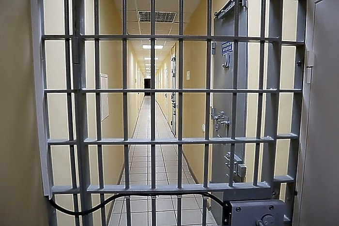 В Екатеринбурге внезапно умер заключённый из СИЗО 1 В Екатеринбурге внезапно умер заключённый из СИЗО 1 Вячеслав Бывшего сотрудника силовых структур должны были перевести в колонию для силовиков до начала суда Ему избрали меру пресечения до суда поместили в СИЗО Ждали документы он бывший сотрудник Из СИЗО он попал в больницу при колонии Непонятно что произошло Говорили что он отлежал руку потом симулирует Адвоката в больницу не пустили Потом ему стало хуже увезли в реанимацию областной больницы на Сибирский тракт Там он скончался сообщил порталу E1 RU родственник мужчины Мучина умер спустя три недели после попадания в СИЗО В ГУФСИН по Свердловской области подтвердили смерть Вячеслава Обвиняемый скончался в областной больнице региона Смерть не носит криминального характера связана с имеющимися заболеваниями заявили в ведомстве uralweb ru
