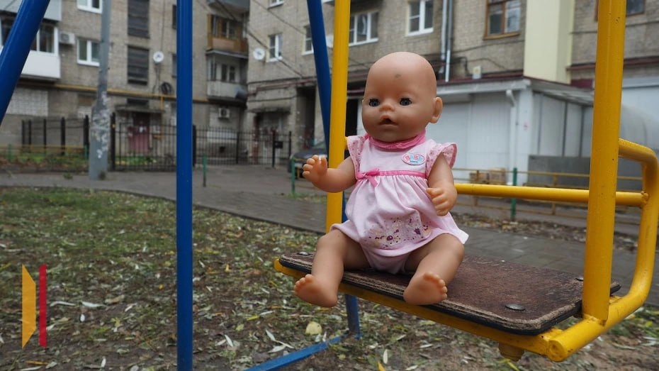 В Борисоглебске мужчина более 2,5 лет издевался над несовершеннолетними дочерьми  Мужчина совершал насильственные действия сексуального характера в отношении своих дочерей, возрастом 11 и 7 лет. Издеваться над детьми он начал в 2021 году. О действиях отца одна из девочек рассказала дедушке в мае 2024. Тот заявил в полицию.  Суд приговорил виновного к 18 годам лишения свободы: первые три года мужчина проведет в тюрьме, затем – в исправительной колонии строгого режима. Его на десять лет лишили права работать с детьми, кроме того, в местах лишения свободы он будет принудительно лечиться и наблюдаться у врача-психиатра. Также осужденный должен будет выплатить дочерям компенсацию в размере 1,5 млн рублей.