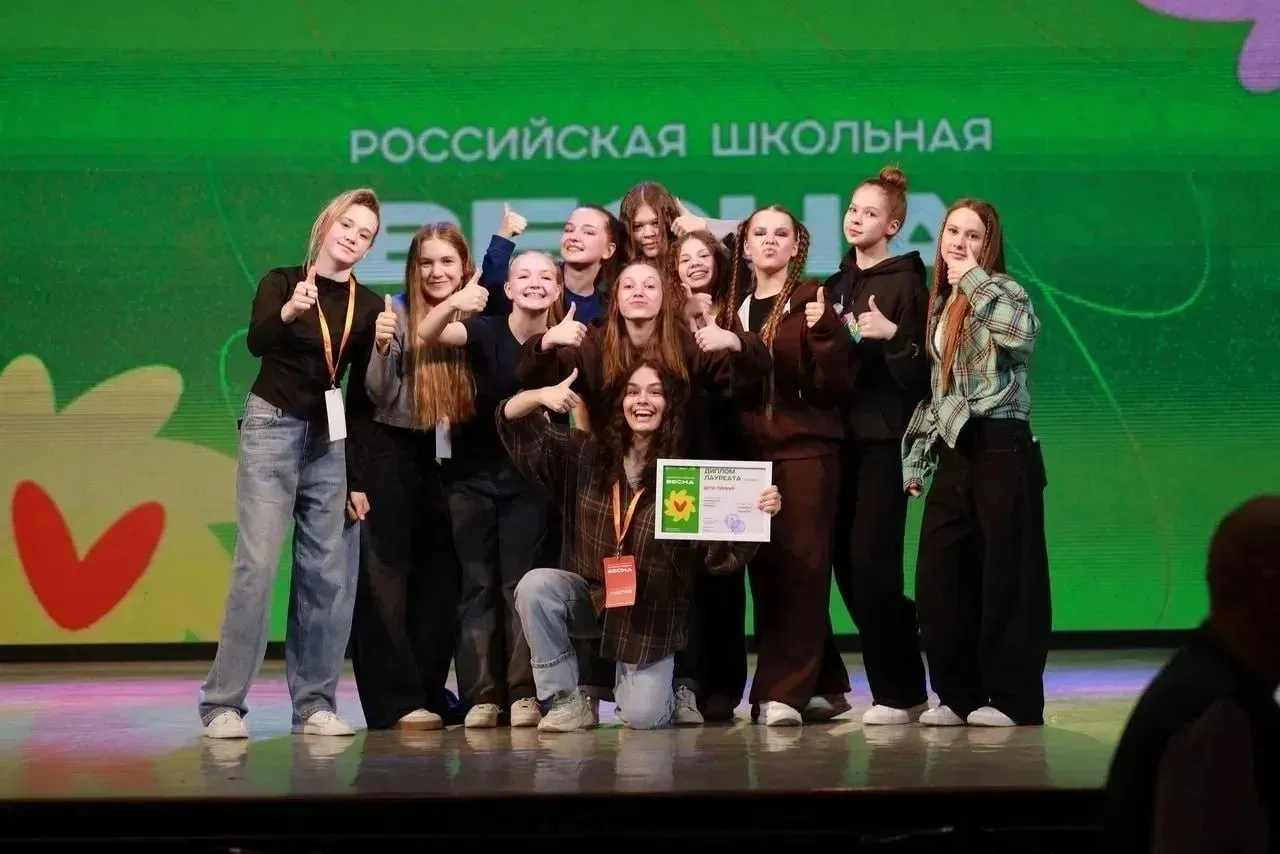 Тюменская область примет участие в Российской школьной весне в Ставрополе В состав команды региона вошли 25 подростков из Тобольска Тюмени и Ялуторовска Ребята выступят с концертной программой Летчик для особых поручений 18 мая в 18 00 по московскому времени Юные творцы которые отправились в Ставропольский край заслужили похвалу членов жюри конкурсного отбора в нашем регионе Теперь их номера увидит вся страна Ребята долго готовились к решающим выступлениям у них серьезный настрой максимально показать все грани своего таланта Желаем успеха нашим артистам они этого достойны отметил директор департамента молодежной политики Тюменской области Артем Дяченко Всего в конкурсе поучаствуют более 1800 школьников в возрасте от 12 до 18 лет Будет представлено свыше 800 конкурсных работ по направлениям   Региональная программа делегации   Вокальное   Инструментальное   Танцевальное   Театральное   Оригинальный жанр   Мода   Медиа Организаторами финала Российской школьной весны выступают правительство Ставропольского края Движение Первых и Российский союз молодежи Движение Первых Тюменской области Подписывайтесь на нас в МАХ