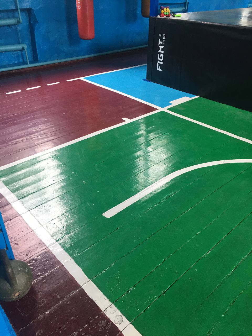 В Спортивной школе города Ровеньки, расположенной по ул. Капанелли, 5Б, продолжаются ремонтные работы. ↪Сотрудники учреждения приложили немало усилий и работы по косметическому ремонту приближаются к завершению. Уже покрашены полы в спортивном зале и плинтуса в коридоре. На данном этапе ведется подготовка стен к побелке. Ремонтные работы обеспечат комфорт и безопасность во время занятий.