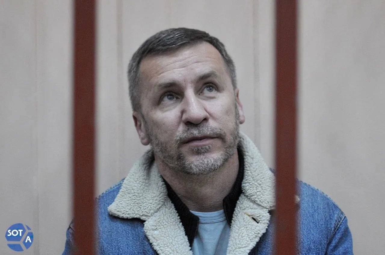 Адвокат Алексея Навального Игорь Сергунин вышел на свободу Сегодня адвокат Игоря Сергунина полностью отбыл срок и вышел из СИЗО 1 УФСИН по Владимирской области сообщил Первый отдел Сергунин был осужден на 3 5 года лишения свободы по делу об участии в экстремистском сообществе Под стражей он находился с 13 октября 2023 года Еще двум адвокатам Навального Алексею Липцеру и Вадиму Кобзеву суд назначил 5 и 5 5 лет лишения свободы соответственно Всем троим также запретили заниматься адвокатской деятельностью в течение трех лет после отбытия основного срока Фото архив SOTAvision Антонина Фаворская