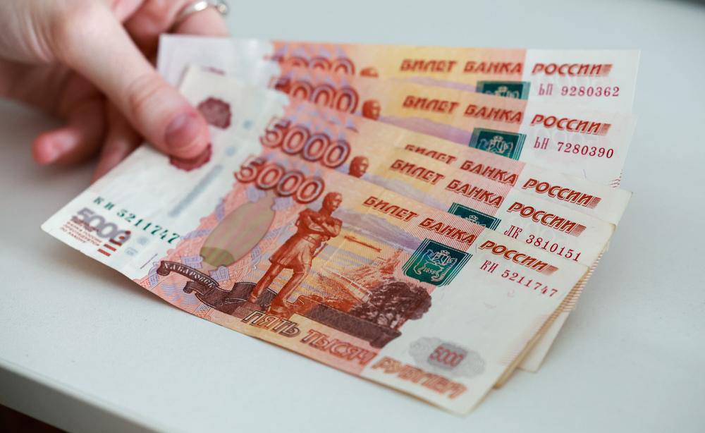 Менеджера из Южно Сахалинска будут судить за присвоение денег клиентов компании С 2023 года 38 летний островитянин работал в сахалинском филиале компании которая занимается разработкой известного навигационного онлайн сервиса До лета 2025 го он брал деньги от клиентов фирмы в качестве оплаты за рекламные услуги и исправно вносил их в кассу По версии следствия с июня по августа прошлого года мужчина забирал себе часть полученных от клиентов денег Суммарно за три месяца в кассу не поступило более 300 000 рублей Недавно суд приговорил к 2 5 года условно другого менеджера этого филиала 28 летнего уроженца Ульяновска По аналогичной схеме он присвоил себе 560 000 рублей   Подписаться на нас Telegram I MAX Прислать нам новость Sakhonlinebot