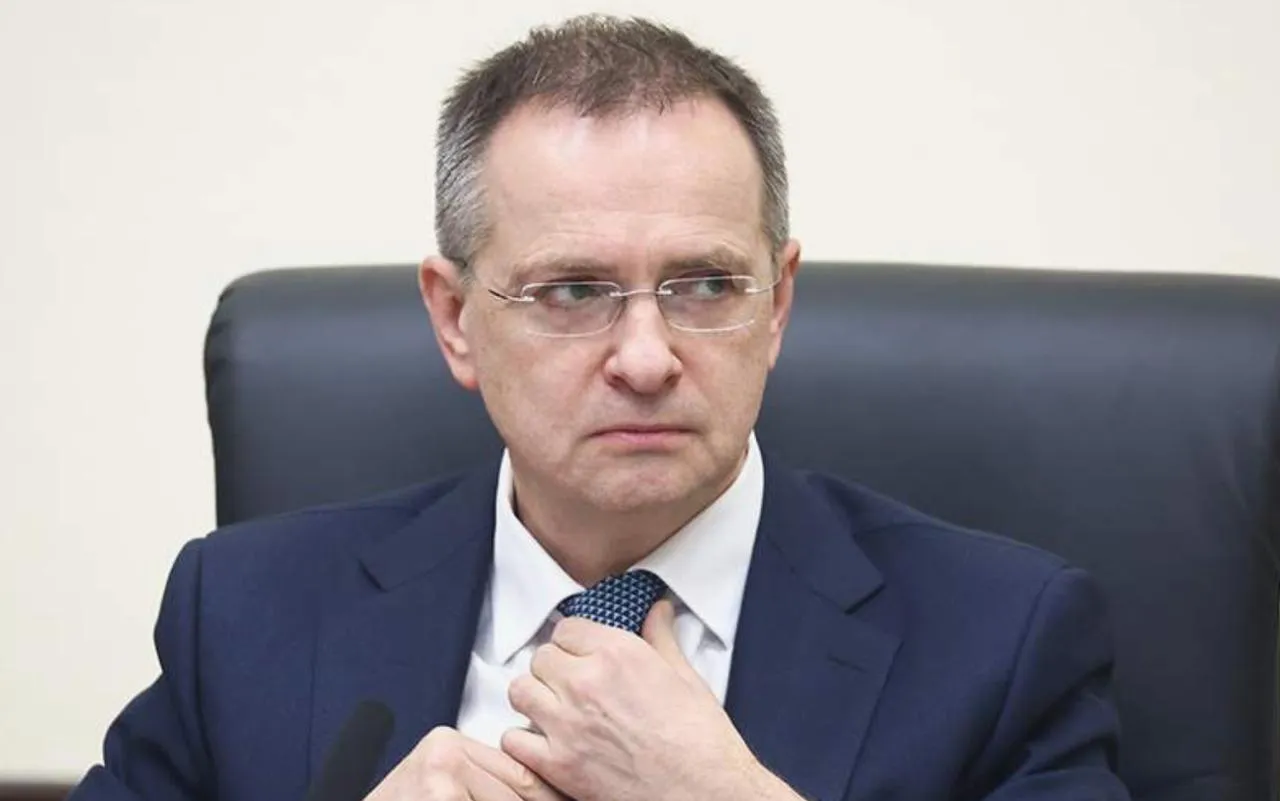 Владимир Мединский прокомментировал приговор суда Украины за учебник истории Помощнику президента РФ заочно назначили 10 лет лишения свободы с конфискацией имущества Поводом стало российское школьное пособие История История России 1945 год начало XXI века изданное в 2023 году Значит история это оружие И в прокуратуре Украины не такие уж дураки сидят Понимают И судя по реакции боятся пояснил он Мединский добавил что такого приговора за учебники история ещё не знала По его словам реакция украинской стороны показывает что школьный предмет стал оружием а подобные решения свидетельствуют о том что в Киеве воспринимают влияние исторической политики всерьёз Подписаться на Говорит Москва Telegram VK МАКС