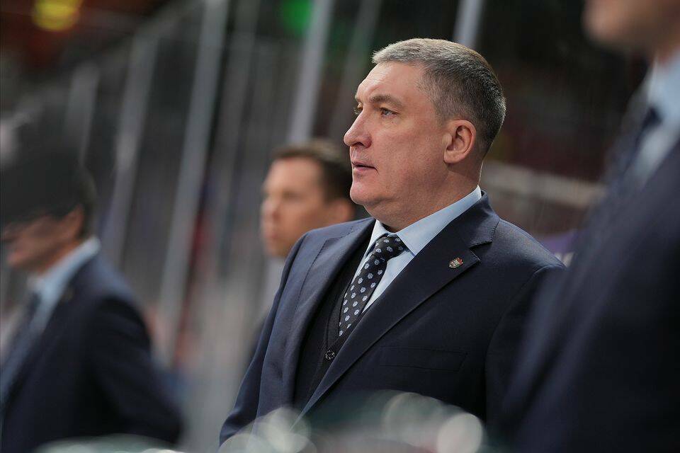 Анвар Гатиятулин об усилении команды Рассматриваем разные варианты во все линии Главный тренер Ак Барса Анвар Гатиятулин прокомментировал игру голкипера Максима Арефьева уход Михаила Бердина а также ответил на вопрос об усилении команды в ближайшее время При выборе вратаря на матч мы учитываем разные факторы Максим сыграл хороший матч важный для него первая победа в сезоне Здесь ещё важный момент что бэкапом был молодой Михаил Коновалов поэтому ответственность ещё выше Максим сыграл уверенно было много бросков он подчищал ошибки и ребята ему в этом помогали Читать полностью