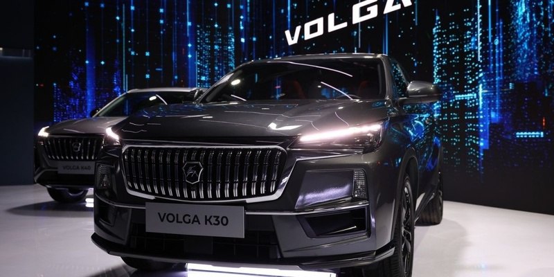 В Китае официально представлен новый кроссовер Changan CS35 Max, который имеет прямое отношение к российскому проекту по возрождению легендарной марки «Волга». Новая модель от Changan разработана на платформе X5 Plus — именно этот автомобиль ранее стал основой для Volga K30, которую планируют собирать в Нижнем Новгороде. Несмотря на то, что серийное производство «Волги» в России пока остается под вопросом, в Поднебесной «прототип» уже готовится к выходу на рынок. Подпишись НЕ ДРОМ