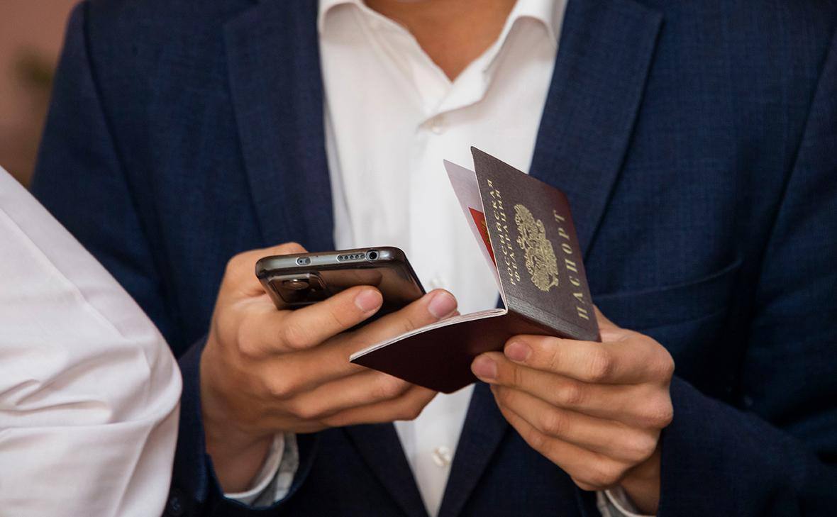 Мошенники придумали новую схему кражи паспортных данных и СНИЛС россиян Жертве звонит аферист представляющийся сотрудником военкомата и сообщает о необходимости явиться для оцифровки данных Он утверждает что объект работает в закрытом режиме и для посещения требуется повестка или пропуск Для оформления пропуска мошенник просит продиктовать серию и номер паспорта кем он выдан а также назвать номер СНИЛС после чего кладет трубку