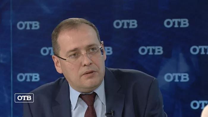 Гособвинение запросило 13 и 10 лет колонии бывшему заместителю министра ЖКХ и экс депутату Заксобрания Андрею Кислицыну потребовали назначить 13 лет лишения свободы в колонии строгого режима а Павлу Мякишеву 10 лет сообщила пресс служба Свердловской прокуратуры Их обвиняют во взяточничестве По версии следствия Кислицын и Мякишев передавали взятки на сумму 1 9 млн и 2 1 млн рублей чтобы заключить контракты на поставку электрического оборудования муниципальным предприятиям Подробнее по ссылке   tinyurl com fx8hf262 ОТВ на фото Андрей Кислицын