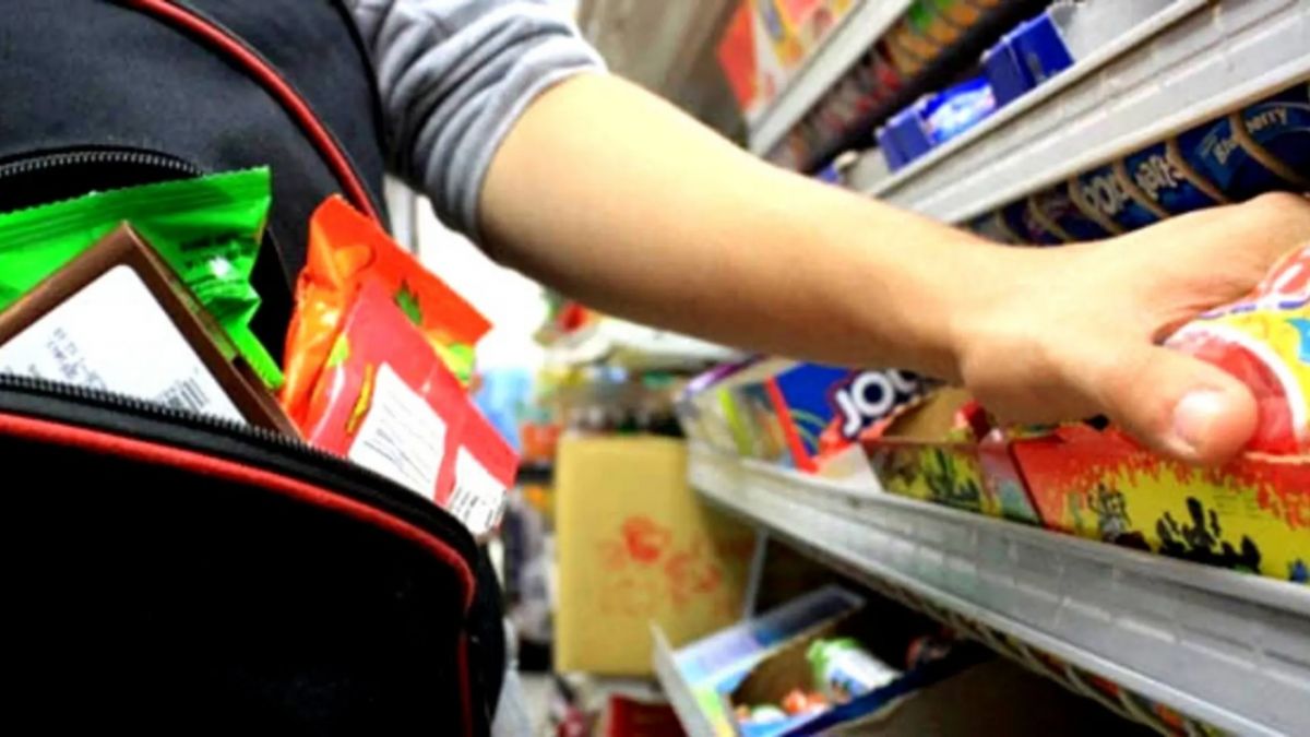 Подросток и его подельник из Липецкой области обвиняются в серии продуктовых краж на 165 тысяч рублей 16-летний подросток из Добринского района Липецкой области обвиняют в дерзкой серии грабежей и краж. Ему удалось вынести из магазинов товары на сумму более 165 тысяч рублей. ↗ Прислать новость Подписаться