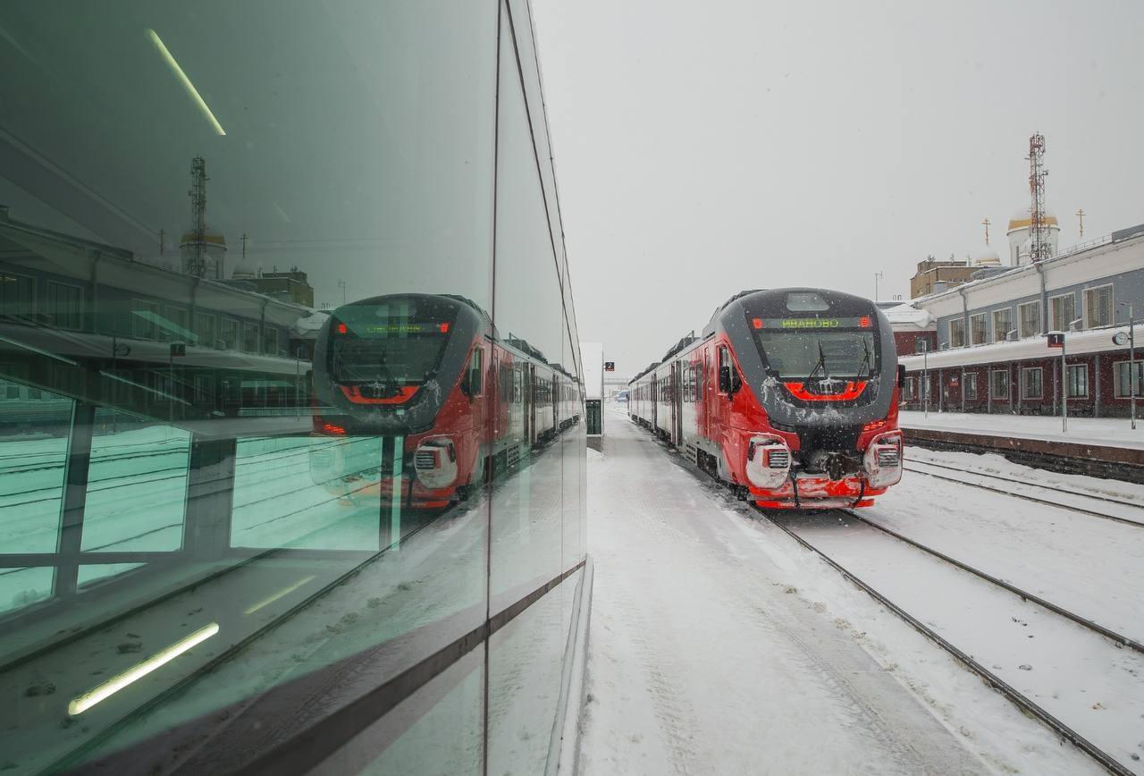 У некоторых Орланов в Ивановской области изменится расписание   31 декабря 6110 6109 Тейково Фурманов прибудет на конечную станцию в 9 23 вместо 9 12 время отправления из Тейково не изменится 7 26 7112 Тейково Иваново отправится в 11 57 вместо 11 40 прибудет в 12 34 вместо 12 17 22 31 декабря и 2 11 января 6262 Иваново Ковров 1 будет отправляться в 10 03 вместо 10 07 прибывать в 12 36 по действующему расписанию 5 6 7 8 января 7293 Иваново Волгореченск будет отправляться в 11 45 вместо 11 10 прибывать в 13 17 вместо 12 27 Просим пассажиров внимательно следить за расписанием и планировать поездки с учетом изменений Приобрести билеты и ознакомиться с подробным расписанием поездов можно в мобильных приложениях РЖД Пассажирам ПроТранспорт и телеграм боте Электрички РЖД