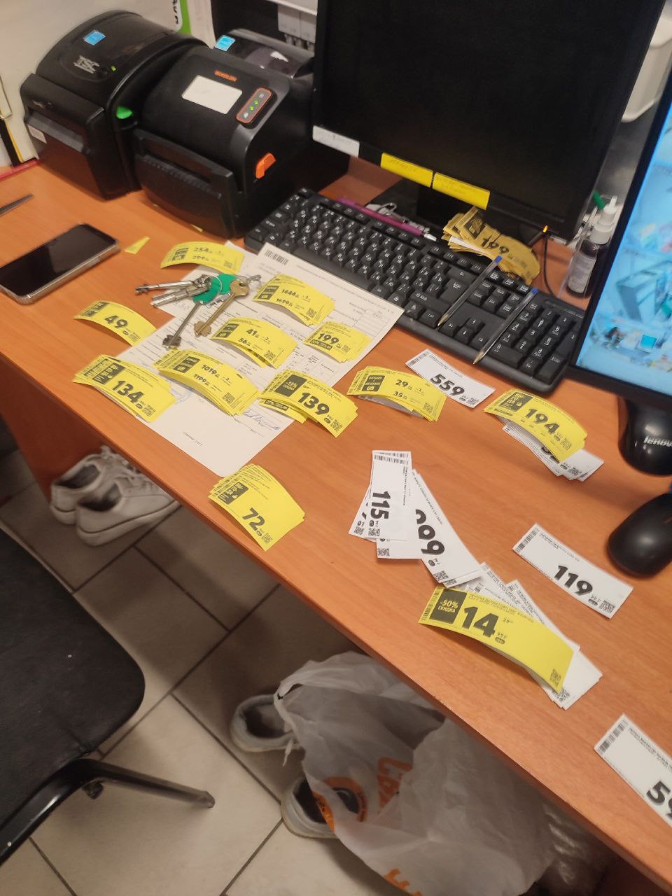 Пока обычные люди доедают салаты и допивают шампанское работники ритейла уже начали переклеивать ценники на повышение Сотрудники Пятёрочки и КБ пишут в своих пабликах что покупатели когда пройдут по магазинам в 2026 году мягко говоря удивятся растягиваем салаты на подольше