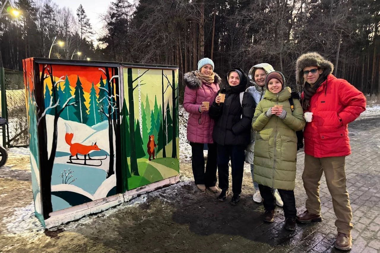 Электрический шкаф в Челябинске украсили рисунком со зверями-спортсменами    В качестве "холста" использовали объект, расположенный на улице Худякова. Находится он неподалеку от ведущей в парк пешеходной дорожки.    Скорее всего, именно регулярно занимающиеся здесь спортом жители во многом и стали вдохновителями рисунка. На нем изображены звери-спортсмены: едущая по снегу на лыжах для саней лиса и занимающийся скандинавской ходьбой в летнем лесу медведь.    Как сообщили в мэрии Челябинска, картина создана усилиями художников муниципальной школы искусств. Теперь их работу смогут увидеть множество жителей, гуляющих в этом месте ежедневно.    Фото: телеграм-канал администрации Челябинска    Вести Южный Урал   Челябинск