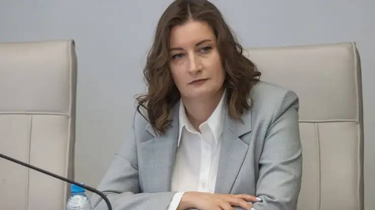 Экс министр здравоохранения Красноярского края Наталия Говорушкина стала зам министра в Московской области Фамилия Говорушкиной уже числится в списке замов министра здравоохранения Московской области на официальном сайте регионального ведомства Напомним чиновница возглавляла Минздрав Красноярского края до июня 2025 го после чего ушла в отпуск с последующим увольнением Решению предшествовала утечка аудиозаписи совещания где министр раскритиковала аптечную сеть за завышенные цены Фото Telegram канал Ильи Зайцева   Подписаться на sibnovosti ru предложить новость