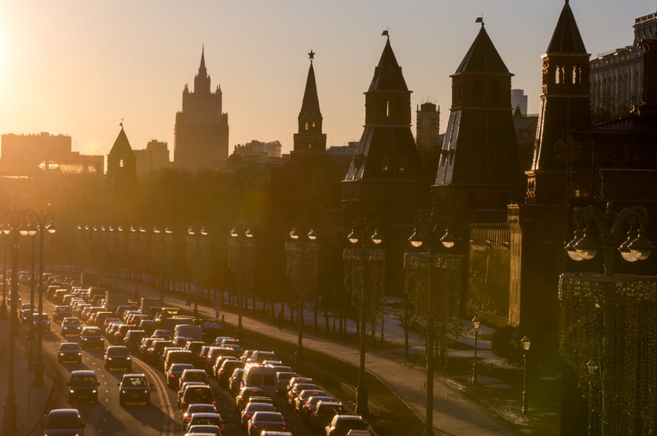 В Москве национализировали «Горбушкин двор», Cherry Tower и ряд других крупнейших объектов экс-владельца банка «Югра» Хотина. Об этом сообщает РБК.  «Суд принял решение о национализации свыше 20 бизнес-центров и торговых комплексов, включая "Горбушкин двор“. Суд не посчитал нужным дожидаться вступления решения в законную силу и привел его к немедленному исполнению», — рассказал адвокат Хотина РБК.  Среди активов, которые передадут государству, есть офисные комплексы «Красный богатырь» на Краснобогатырской улице и Loft Ville на Павелецкой набережной. Также в список входит ТЦ «Филион» в Багратионовском проезде, площадь которого составляет 122 тысячи квадратных метров.  Хотин ранее был осужден на девять лет за растрату 23 млрд рублей. Бизнесмен выражал готовность отправиться на СВО.